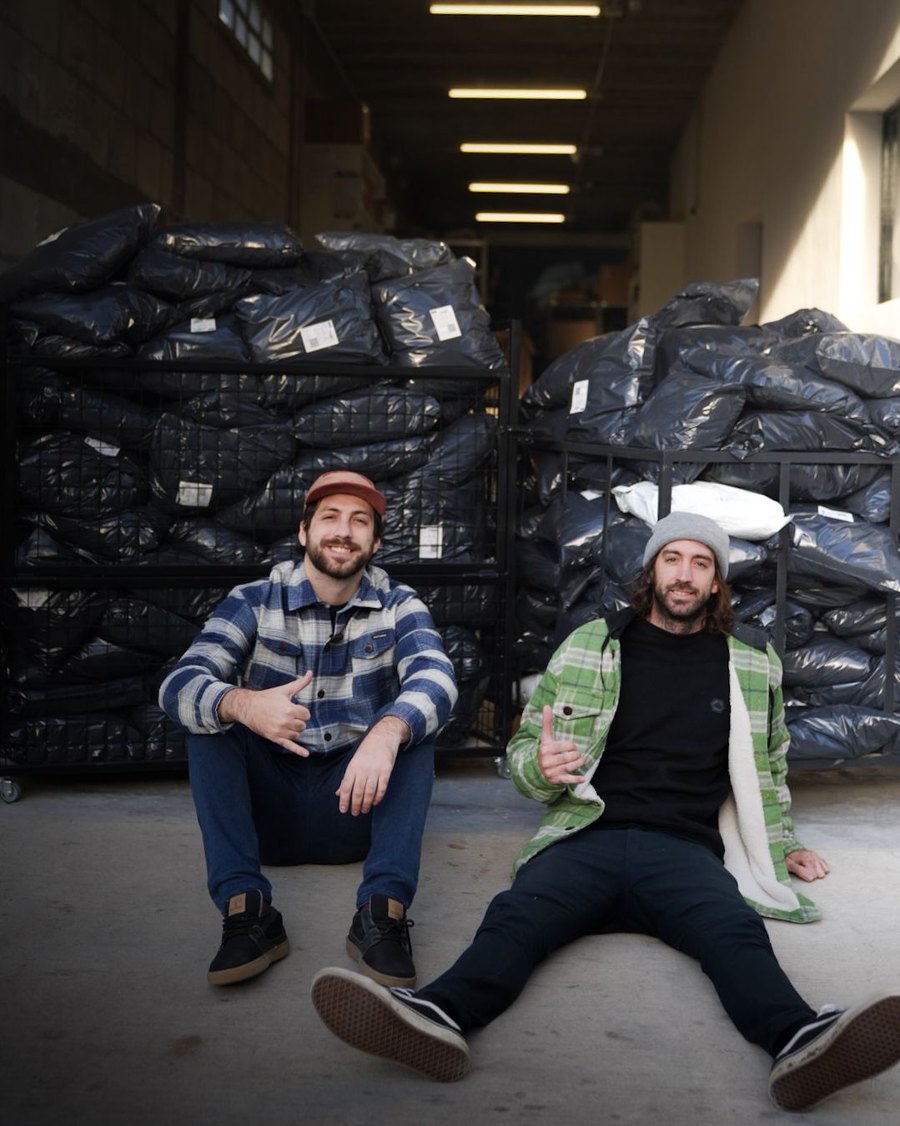 Tuti y Juani Paneiva con los pedidos del día en el depósito de Wayfarer